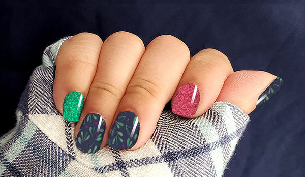 Meet Me Under the Mistletoe Signature Nail Wrap